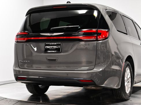 Used 2023 Chrysler Pacifica Touring-L w/ Uconnect Theater Family Group FWD image 20