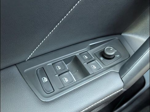 Used 2024 Volkswagen Tiguan SE AWD/4WD image 11