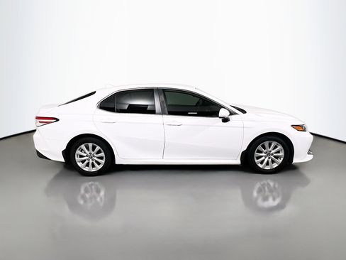 Used 2020 Toyota Camry LE image 3