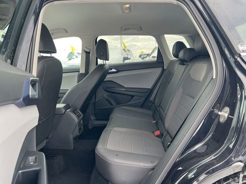 Used 2024 Volkswagen Taos SE image 24