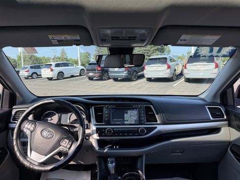 Used 2017 Toyota Highlander XLE AWD/4WD image 9