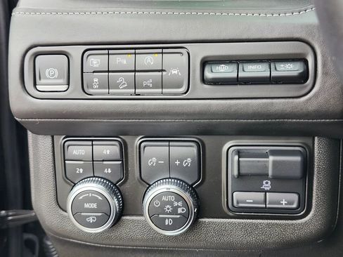 Used 2023 GMC Yukon Denali Ultimate image 25