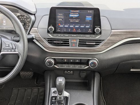 Used 2025 Nissan Altima 2.5 SV FWD image 39