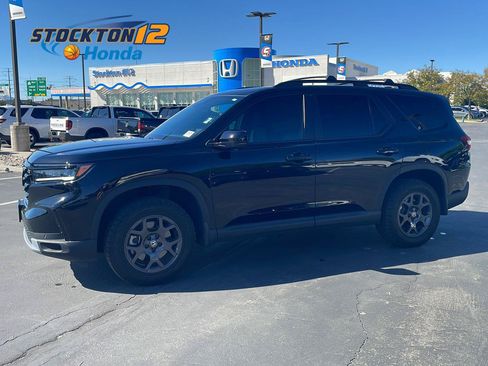 Used 2025 Honda Pilot TrailSport image 1