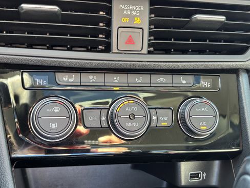 Used 2019 Volkswagen Jetta SE w/ Cold Weather Package image 29