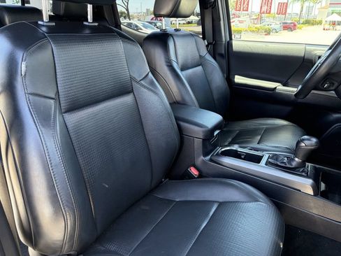Used 2018 Toyota Tacoma TRD Sport AWD/4WD image 15