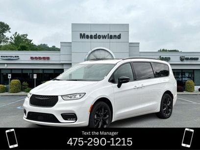 Certified 2026 Chrysler Pacifica Limited w/ Uconnect Theater Family Group