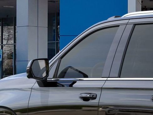 New 2026 Chevrolet Suburban LT image 12