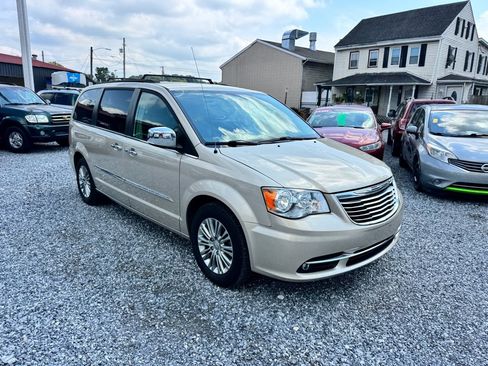 Used 2015 Chrysler Town & Country Touring-L w/ Driver Convenience Group FWD image 3