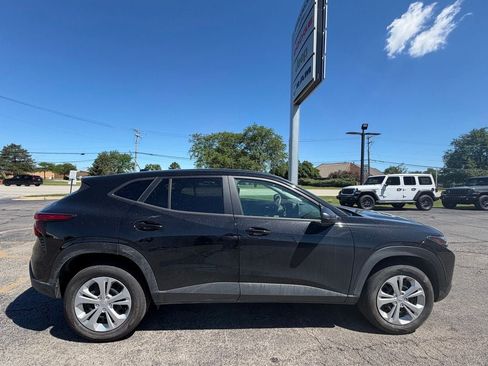 Used 2025 Chevrolet Trax LS FWD image 7
