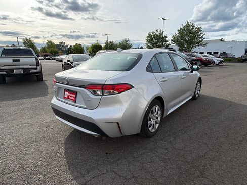 Used 2021 Toyota Corolla LE FWD image 4