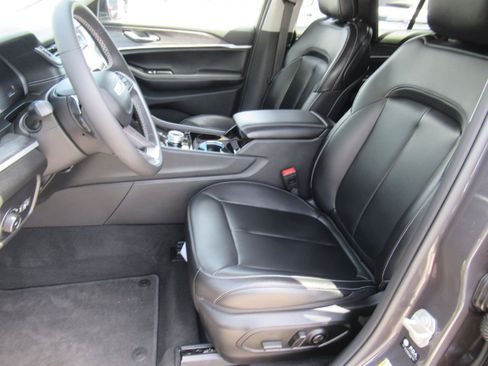 Used 2023 Jeep Grand Cherokee L Limited w/ Luxury Tech Group II RWD image 21