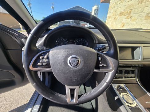 Used 2012 Jaguar XF image 12