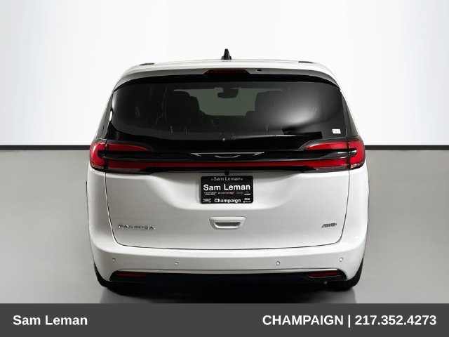 New 2027 Chrysler Pacifica Select AWD/4WD image 6