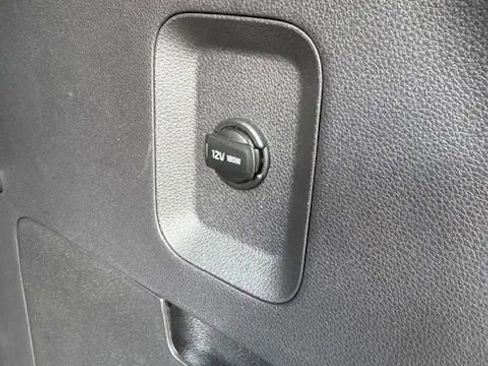 Used 2024 Kia Carnival EX image 11