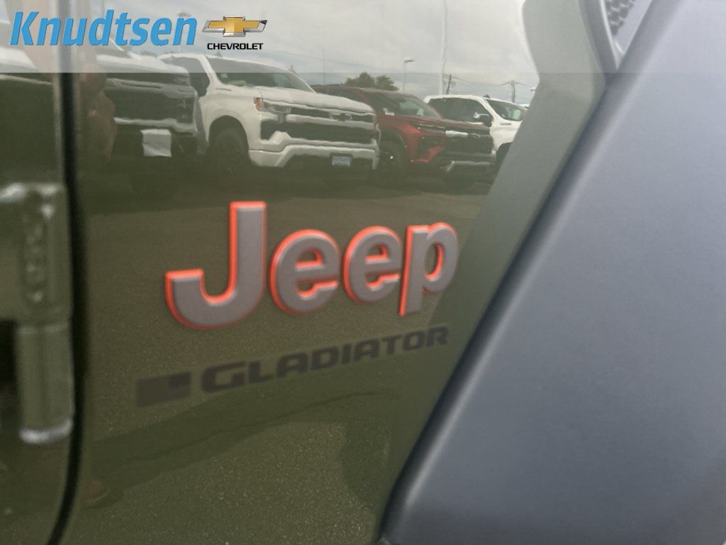 Used 2024 Jeep Gladiator Mojave w/ Technology Group AWD/4WD image 9