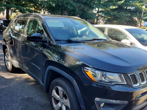 Used 2018 Jeep Compass Latitude AWD/4WD image 2