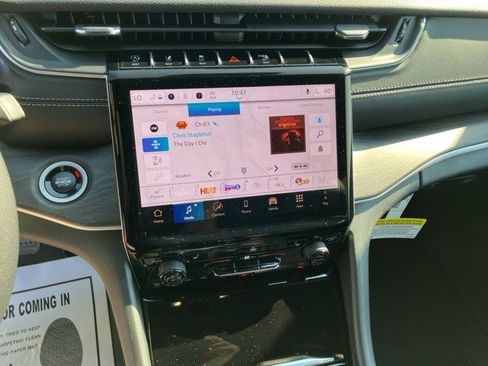 New 2025 Jeep Grand Cherokee Limited image 17