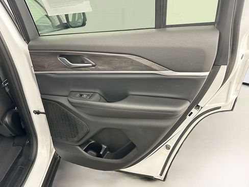 Used 2024 Jeep Grand Cherokee Limited image 32