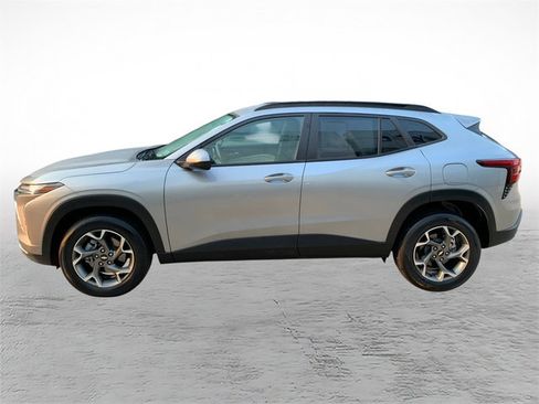 Used 2024 Chevrolet Trax LT w/ Driver Confidence Package FWD image 5
