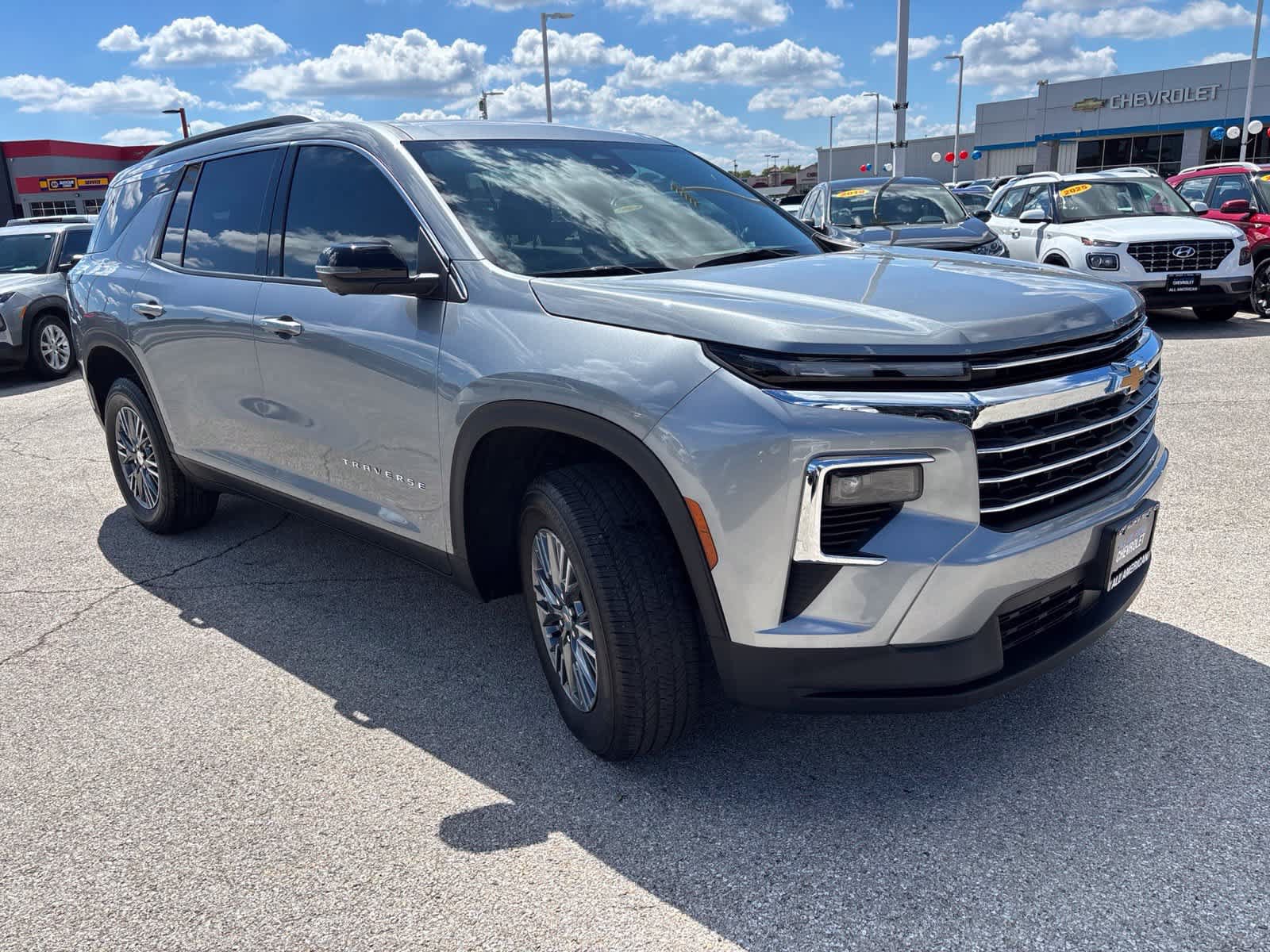 Used 2025 Chevrolet Traverse LT w/ Driver Confidence Package FWD image 3