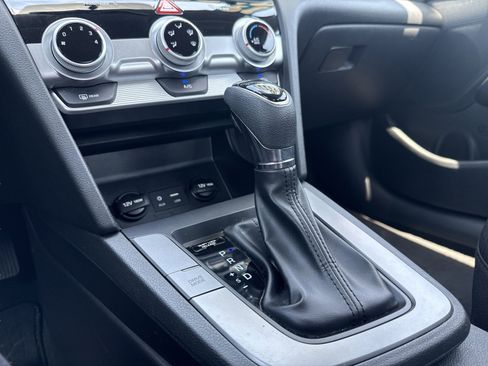 Used 2019 Hyundai Elantra SE w/ Winter Weather Package FWD image 18