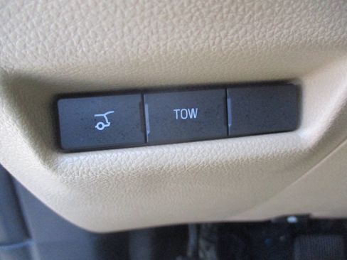 Used 2017 Ford Explorer Limited w/ Equipment Group 301A FWD image 18