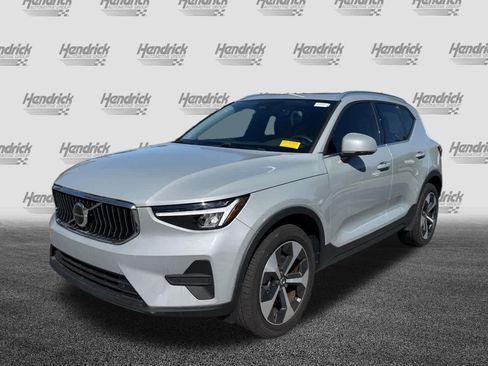 Used 2024 Volvo XC40 B5 Core w/ Climate Package image 9