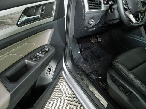 Used 2021 Volkswagen Atlas Cross Sport SE FWD image 7
