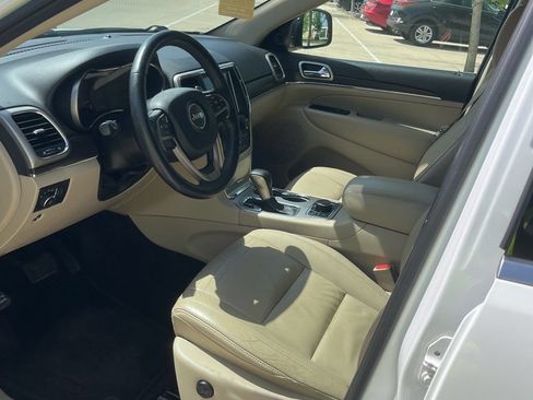 Used 2017 Jeep Grand Cherokee Limited AWD/4WD image 3