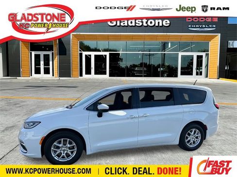 Used 2023 Chrysler Pacifica Touring image 1