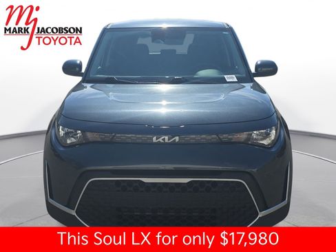 Used 2025 Kia Soul LX w/ LX Technology Package FWD image 3