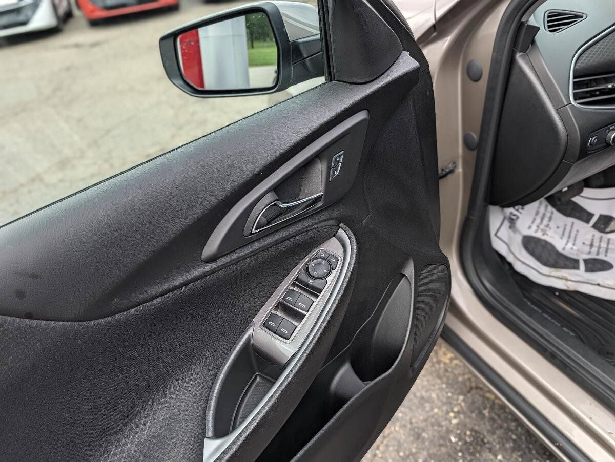 Used 2025 Chevrolet Malibu RS FWD image 18