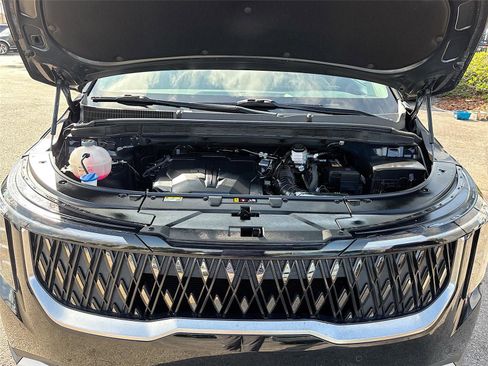 Used 2025 Kia Carnival FWD image 31