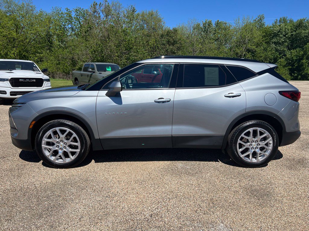 Used 2024 Chevrolet Blazer LT w/ Convenience Package FWD image 2