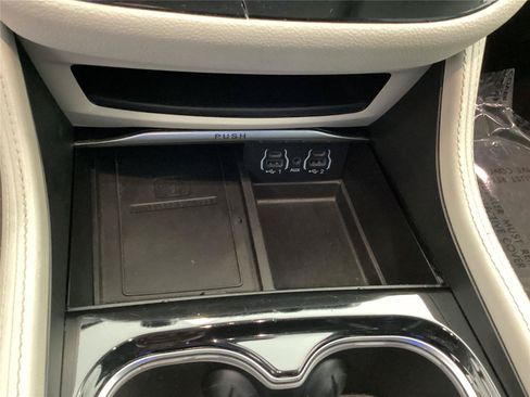 Used 2023 Chrysler Pacifica Limited FWD image 24