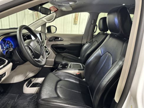 Used 2024 Chrysler Pacifica Touring-L image 9