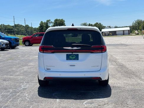 Used 2026 Chrysler Pacifica Limited FWD image 4