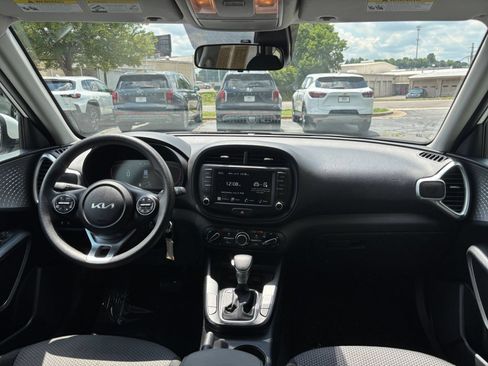 Used 2025 Kia Soul LX w/ LX Technology Package FWD image 28