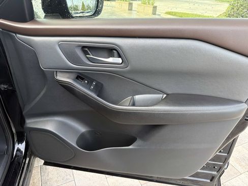 Used 2022 Nissan Rogue SV FWD image 17