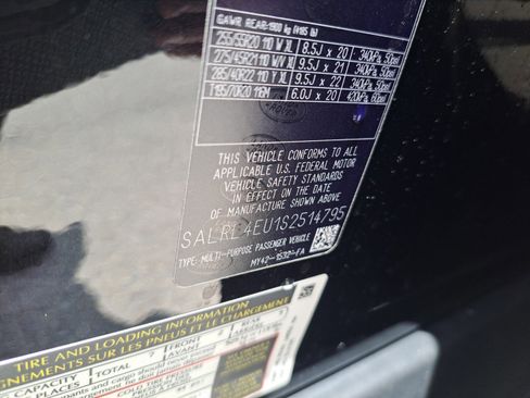 Used 2025 Land Rover Discovery Dynamic SE image 17