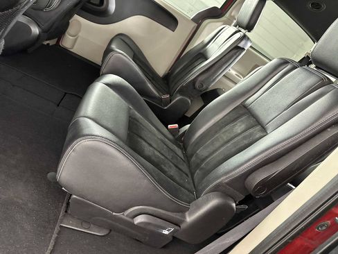 Used 2014 Dodge Grand Caravan SXT image 24