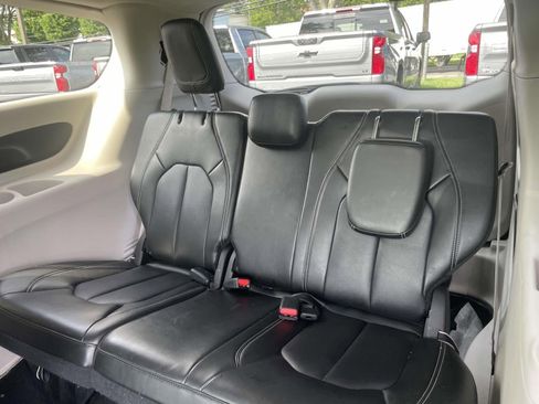 Used 2024 Chrysler Pacifica Touring-L FWD image 11