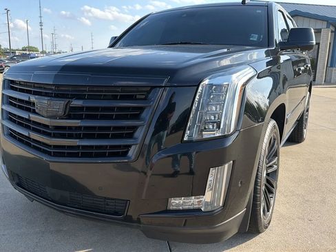 Used 2017 Cadillac Escalade Platinum AWD/4WD image 4