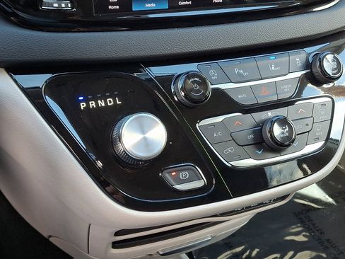 Used 2023 Chrysler Pacifica Touring-L image 15