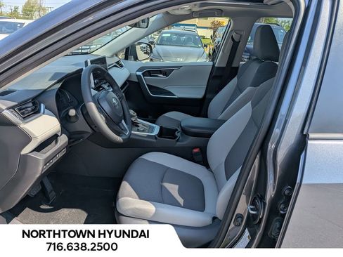 Used 2025 Toyota RAV4 XLE AWD/4WD image 10