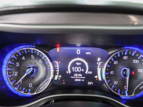 Used 2023 Chrysler Pacifica Touring-L image 15