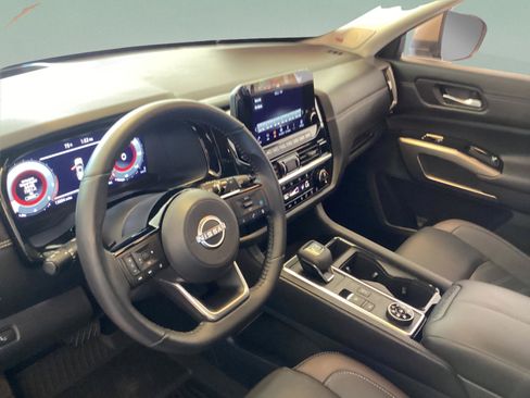 Certified 2025 Nissan Pathfinder Platinum w/ Cargo Package AWD/4WD image 18