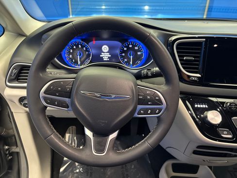Used 2022 Chrysler Pacifica Touring-L FWD image 14
