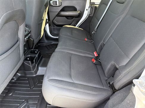 Used 2019 Jeep Wrangler Unlimited Sahara AWD/4WD image 19